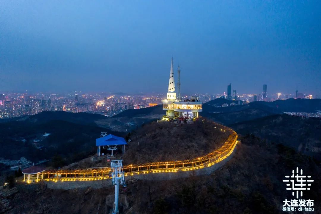 莲花山靠近森林动物园,登顶观景台,向西一览跨海大桥,向东可以远眺