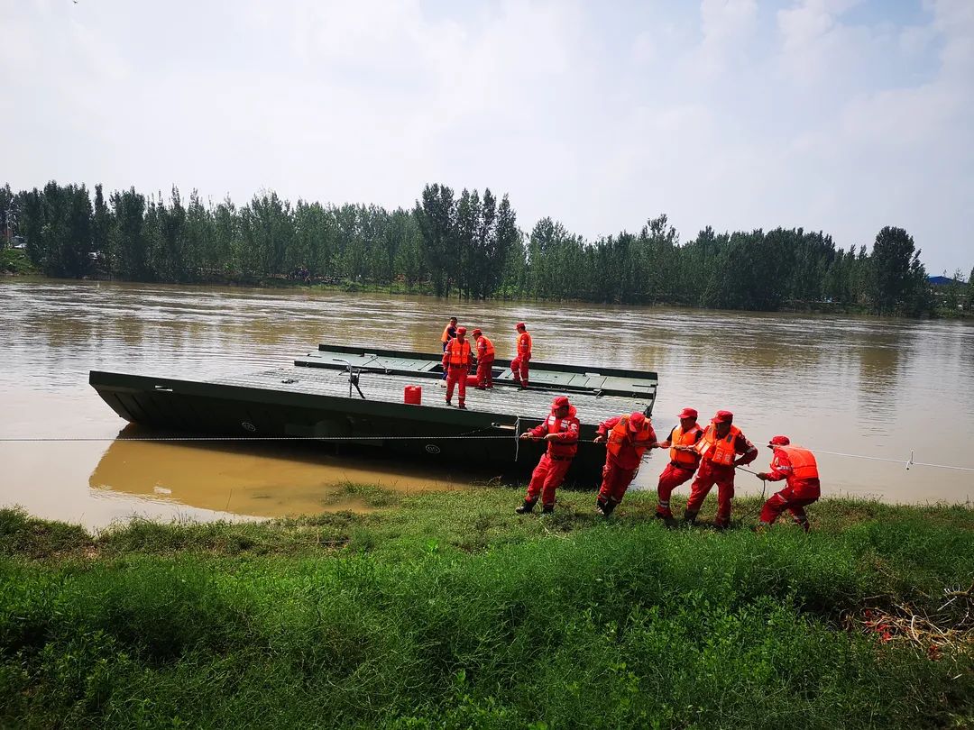 卫河新镇镇彭村段决口封堵最新进展来了救援航母已出动