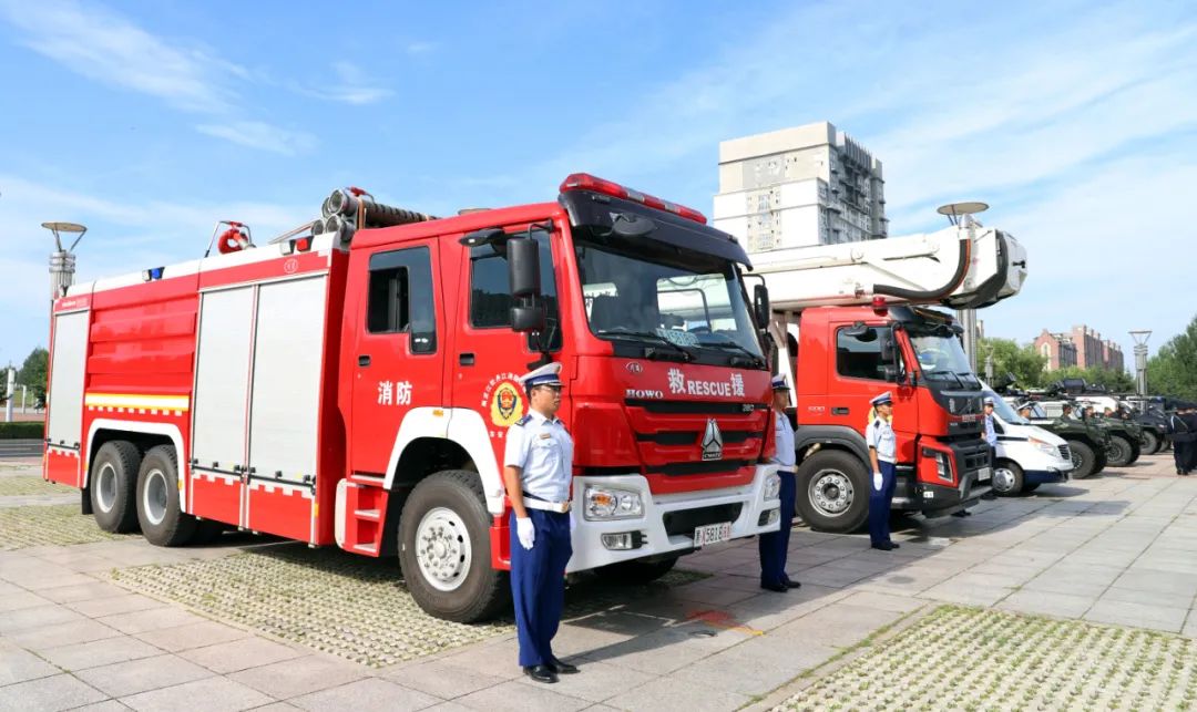 中国东风消防车出警图片