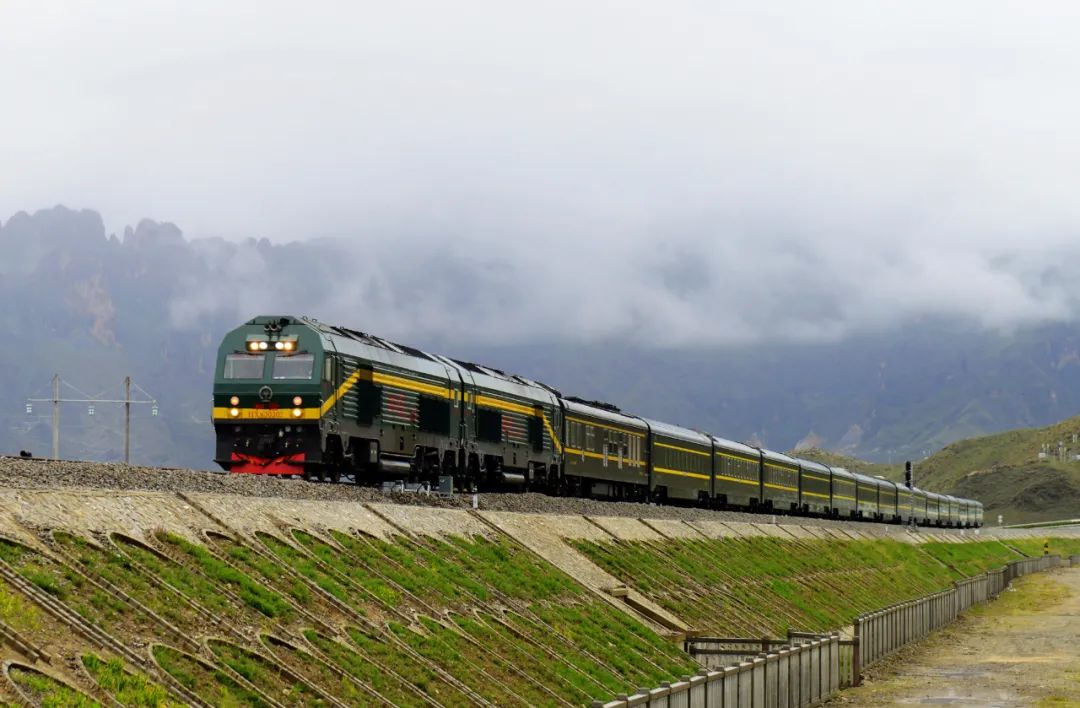 的高原和谐n3型机车亮相青藏铁路延伸线——拉日铁路(拉萨至日喀则)