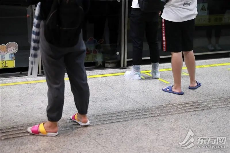拖鞋,有的穿雨鞋,都是踏水而来△列车门前只有五六名乘客排队上海机场