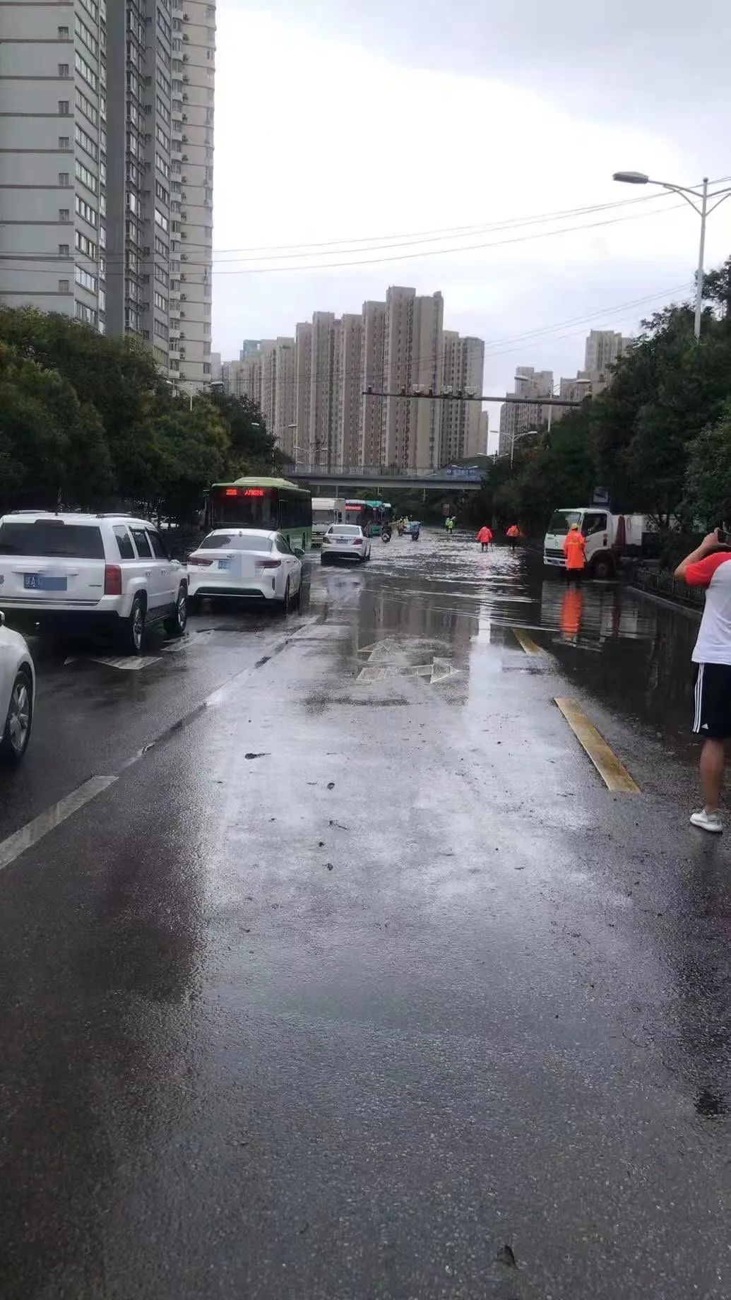 西安暴雨致一老街被淹，街道：工作人员第一时间前往处理，没有人员伤亡_雨水_店铺_新闻