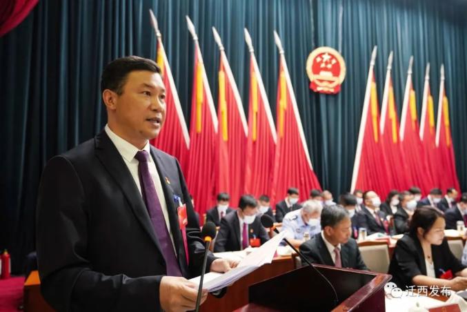 县委副书记,县长石井满代表县政府向大会作政府工作报告