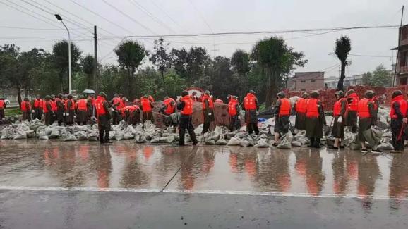 迎战特大暴雨新乡法院干警在行动