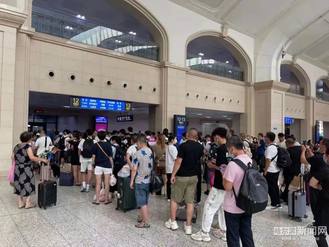 22日10时10分,哈尔滨火车站候车大厅.
