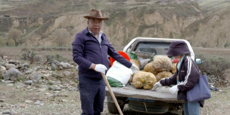 【建党百年·甘孜见证】书记走在产业振兴路上——更登泽郎