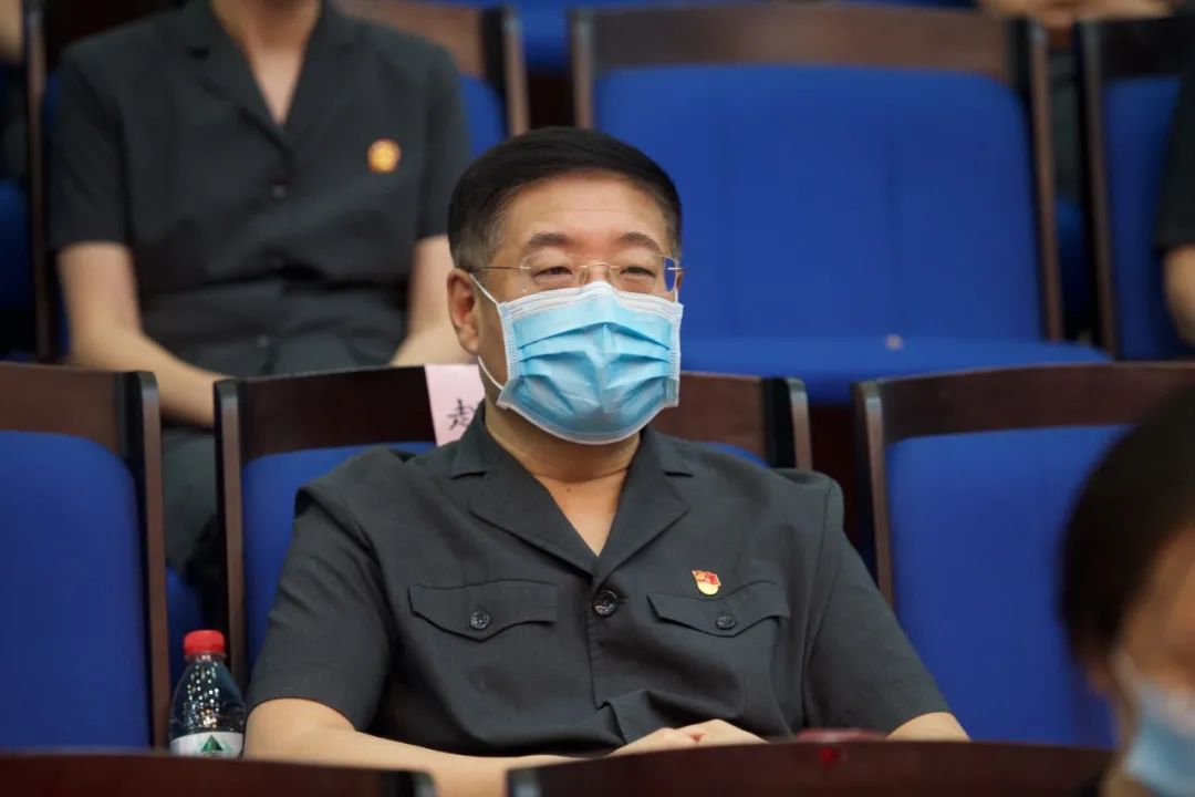 东城法院党组书记,院长赵军携领导班子成员来到现场为干警加油鼓劲.