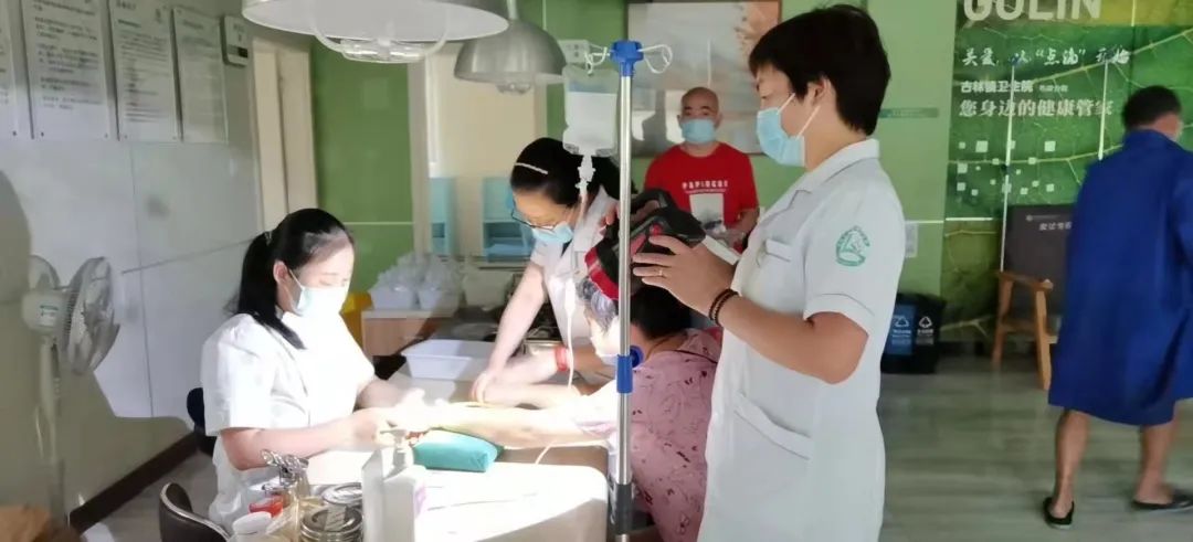 7月25日上午,受台风"烟花"影响,古林镇卫生院布政分院突发断电,为保证