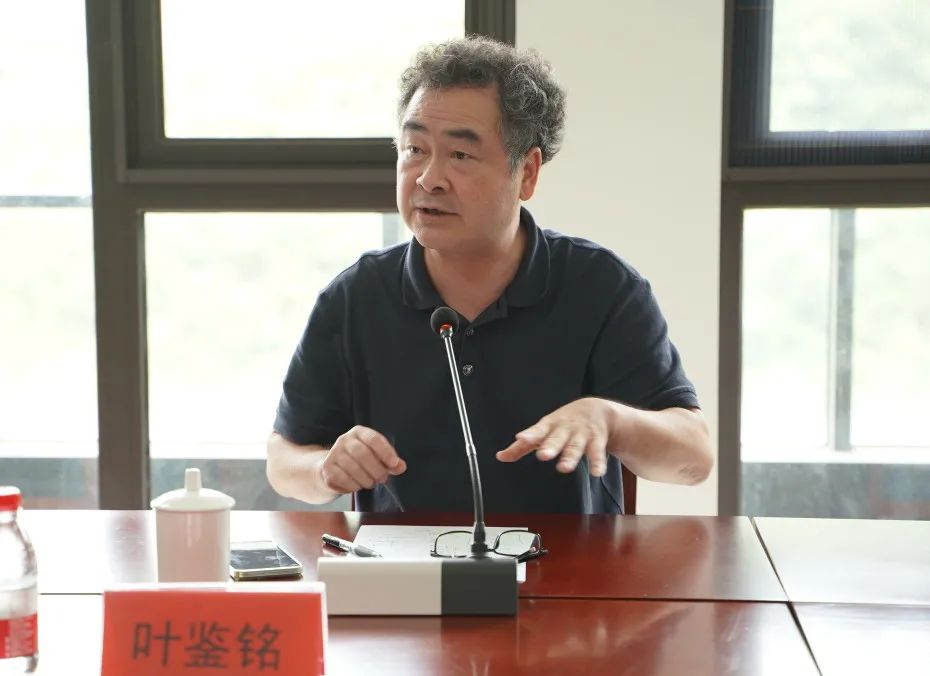 在听取了大家的发言后,叶鉴铭主委作总结讲话.