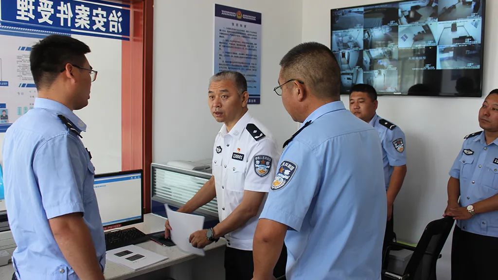 7 月21日上午,阿拉善盟副盟长,公安局局长刘国明一行到阿左旗公安局