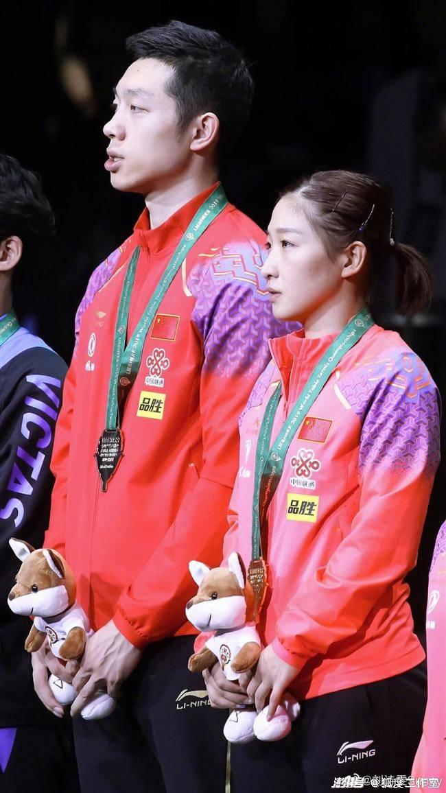 中国选手许昕、刘诗雯在颁奖台上。