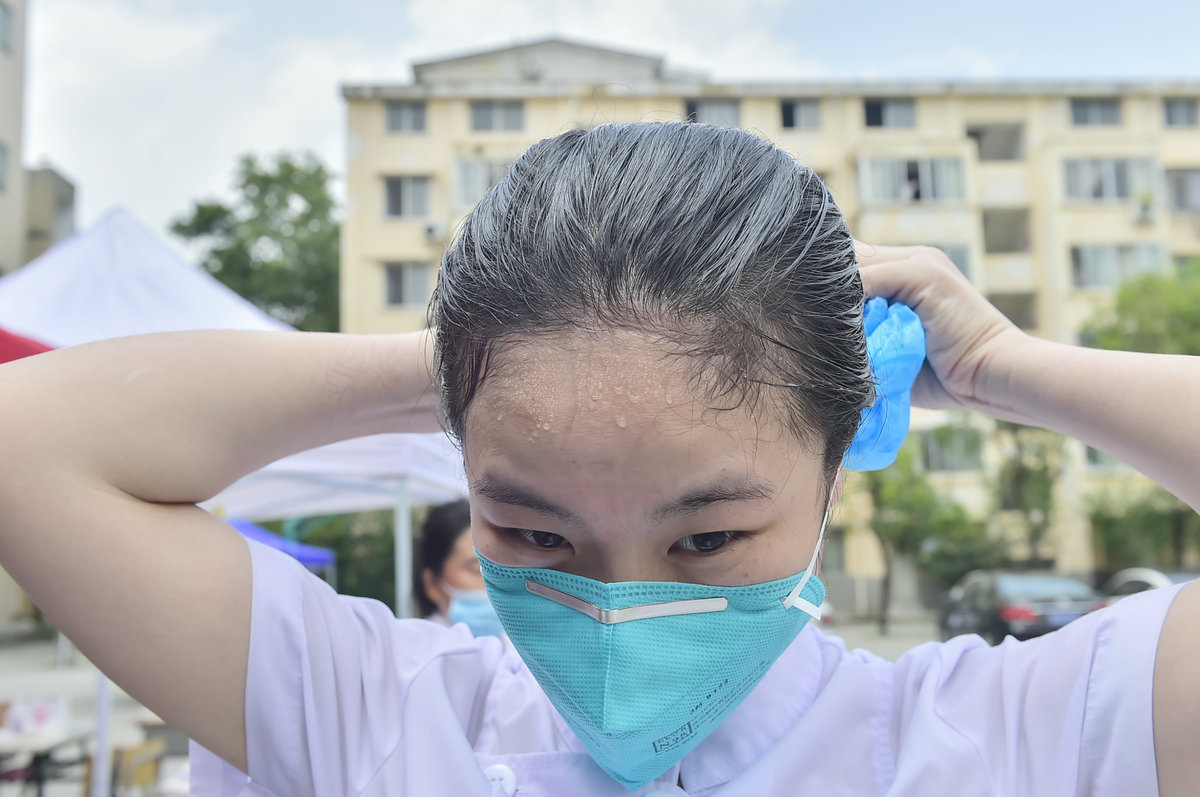 额头布满汗珠(王勇摄)