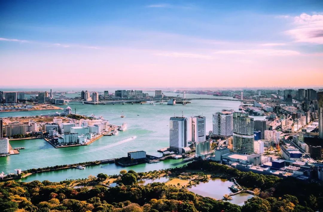 在东京湾能够踏上的接近海洋的土地,90%以上都是人工海岸线