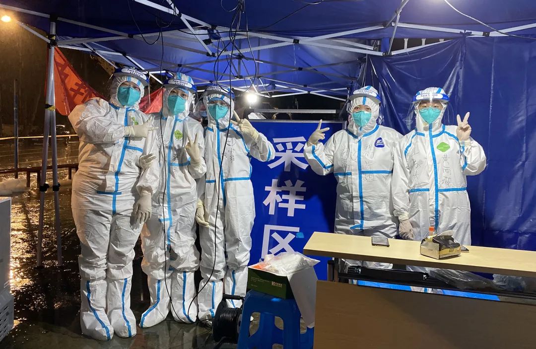 穿上防护服你们不一样直击南京抗疫的江大力量