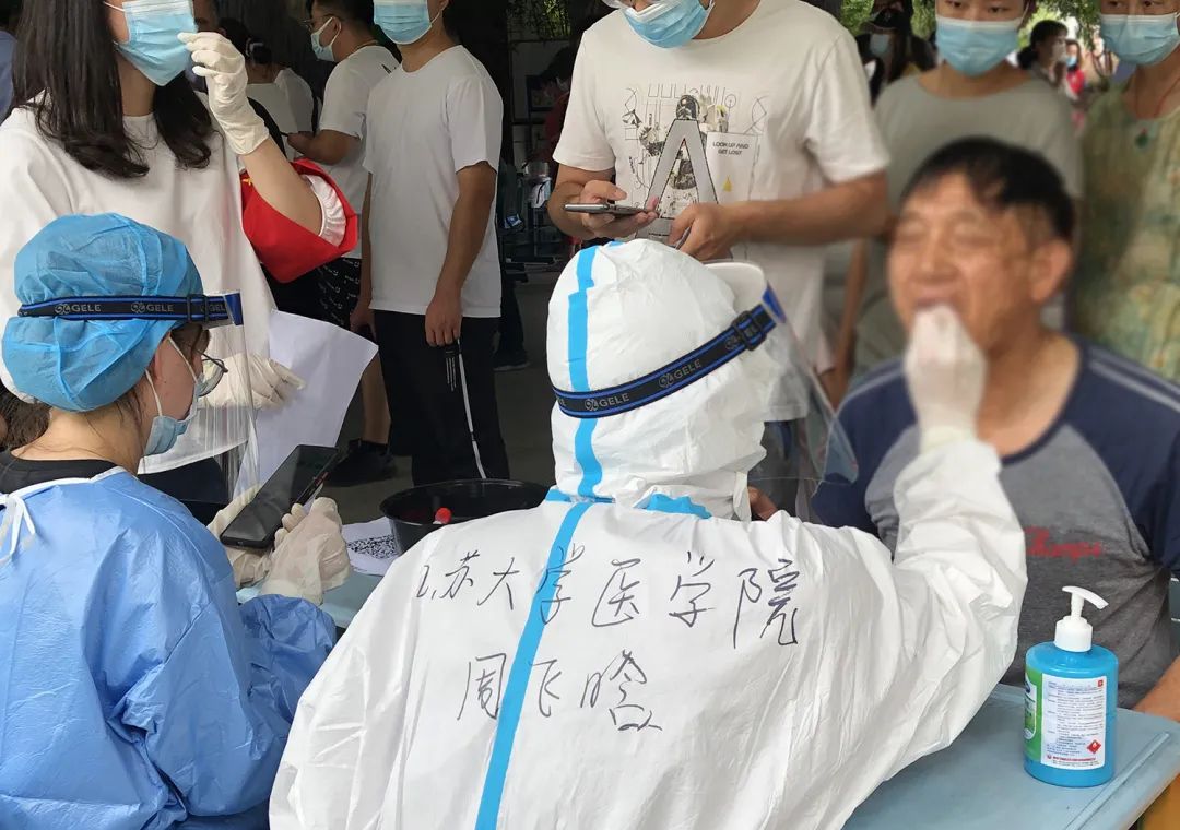 穿上防护服你们不一样直击南京抗疫的江大力量