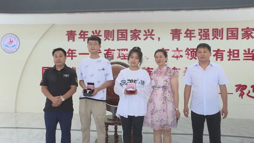 讷河一中优秀毕业生富畅表示,感谢学校领导和老师的谆谆教诲,戴上这个