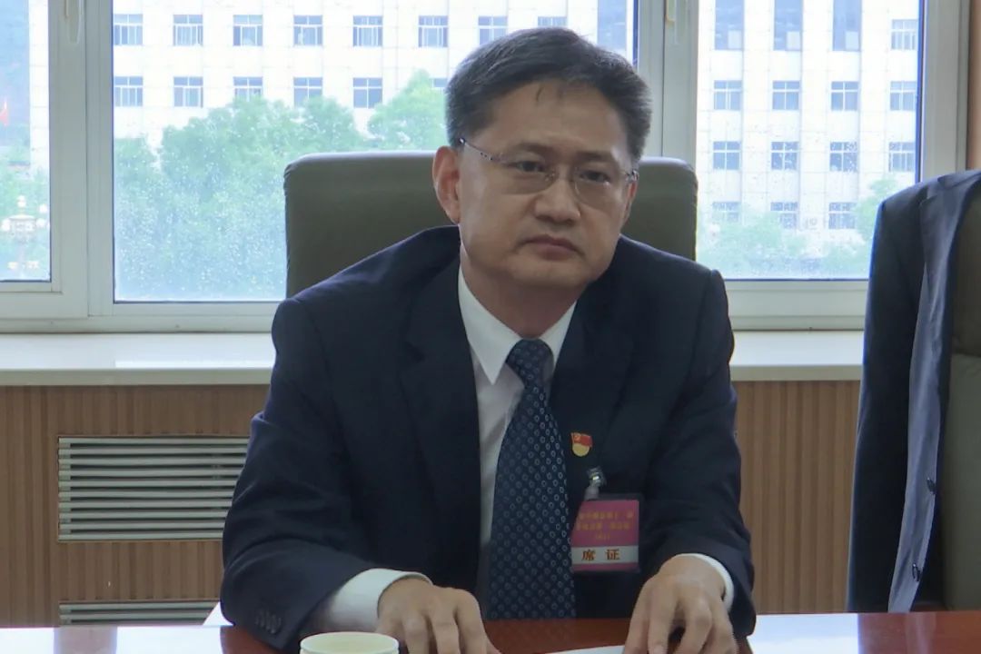 王国辉尚晓辉参加政协分组讨论