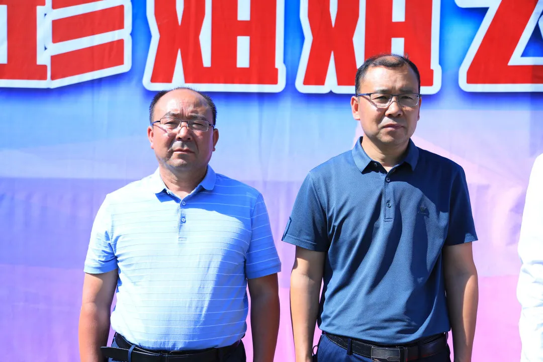 会上,循化县政府副县长马卫军同志向志愿者教师代表授旗.