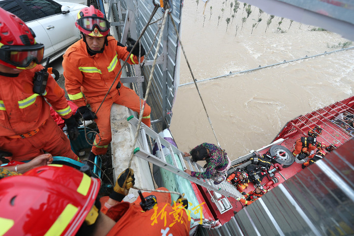 救援进行中约百人被困河南商登高速山东消防员搭云梯营救