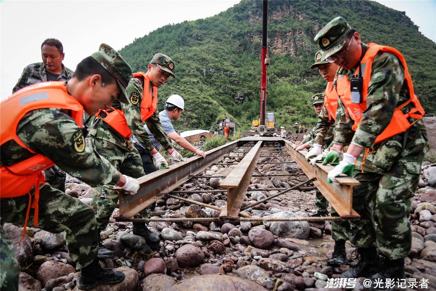 2016年7月15日,武警官兵在四川省凉山州越西县瓦岩乡渔洞村帮助受灾