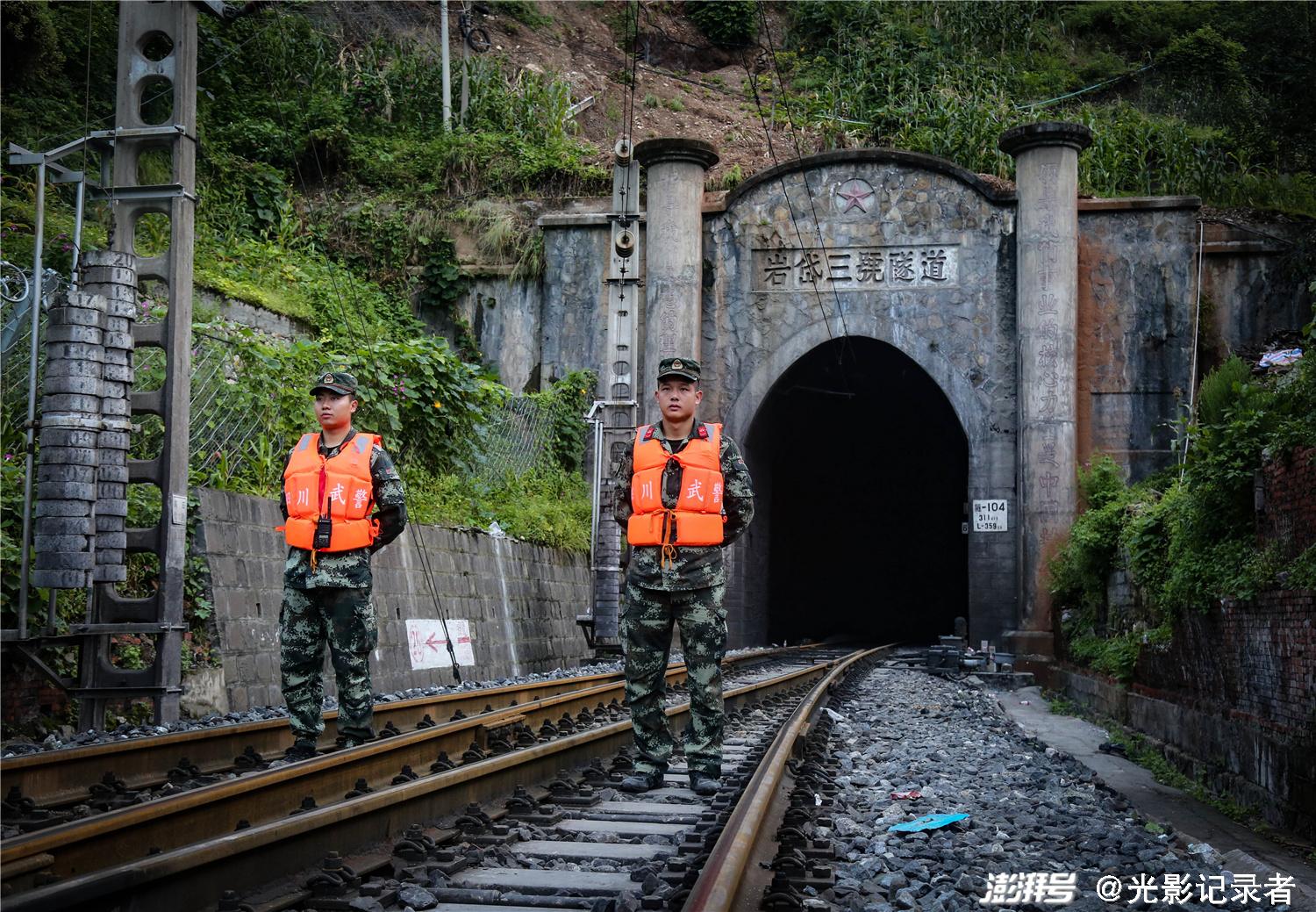 2019年8月16日,武警官兵在成昆铁路隧道口警戒设卡