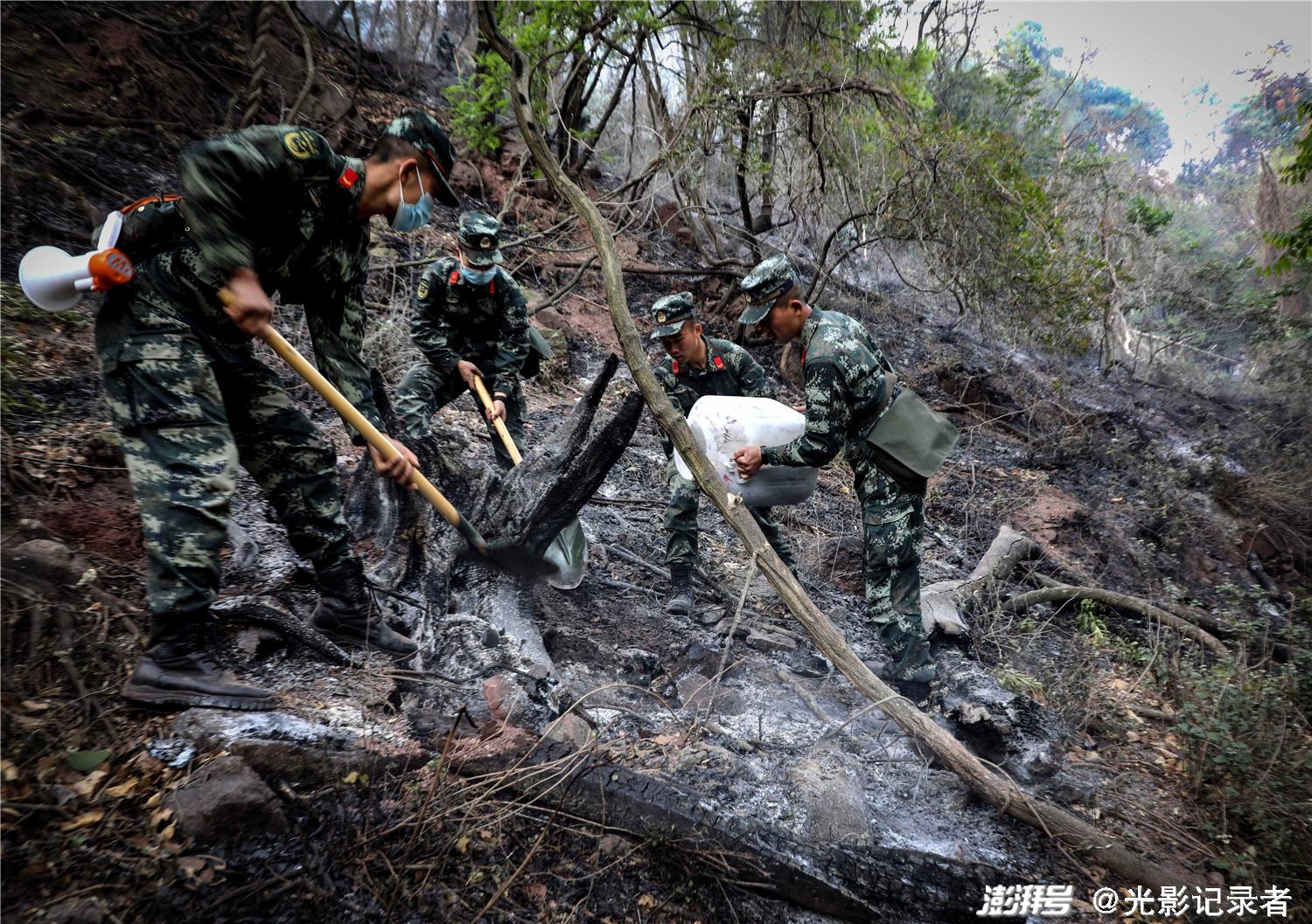 2010年4月1日,武警官兵在四川省凉山州西昌森林火灾现场扑打烟点