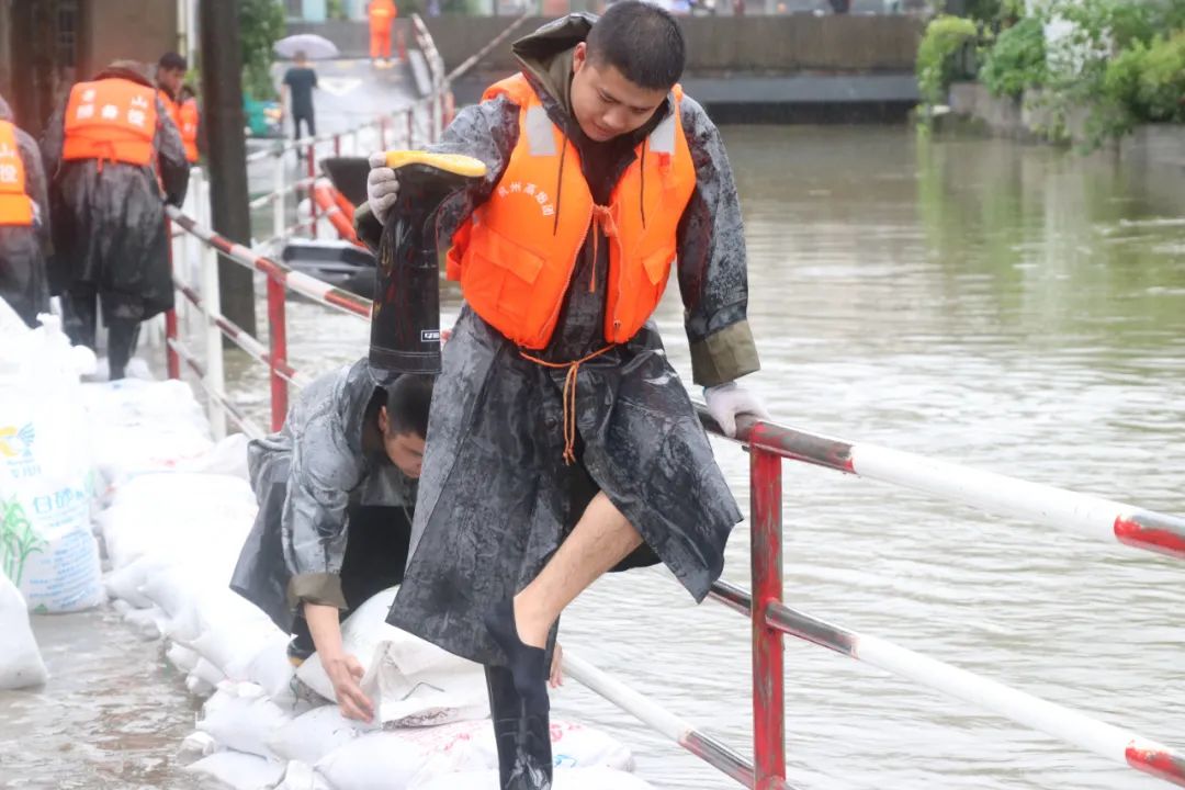 倒出雨靴积水继续战斗▲望着浸泡发白的双手,成功完成任务,累并快乐