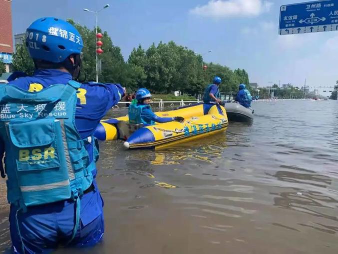 盘锦蓝天救援队一天转移130名受困群众