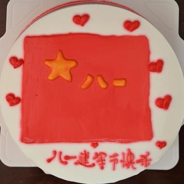 二分所二大队与铁道老兵一起点燃蜡烛,分享蛋糕,为建党百年和"八一"