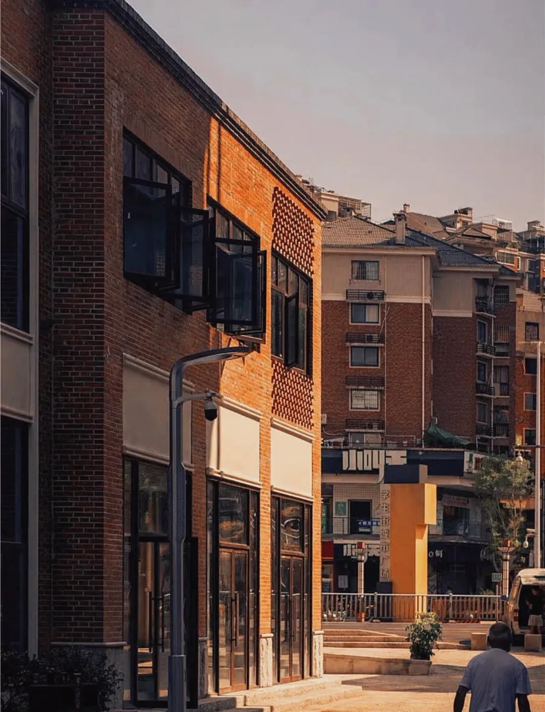 小红书0815 ice苹果酱看古老的红砖楼,蜿蜒直上的绿藤,惊艳了时光