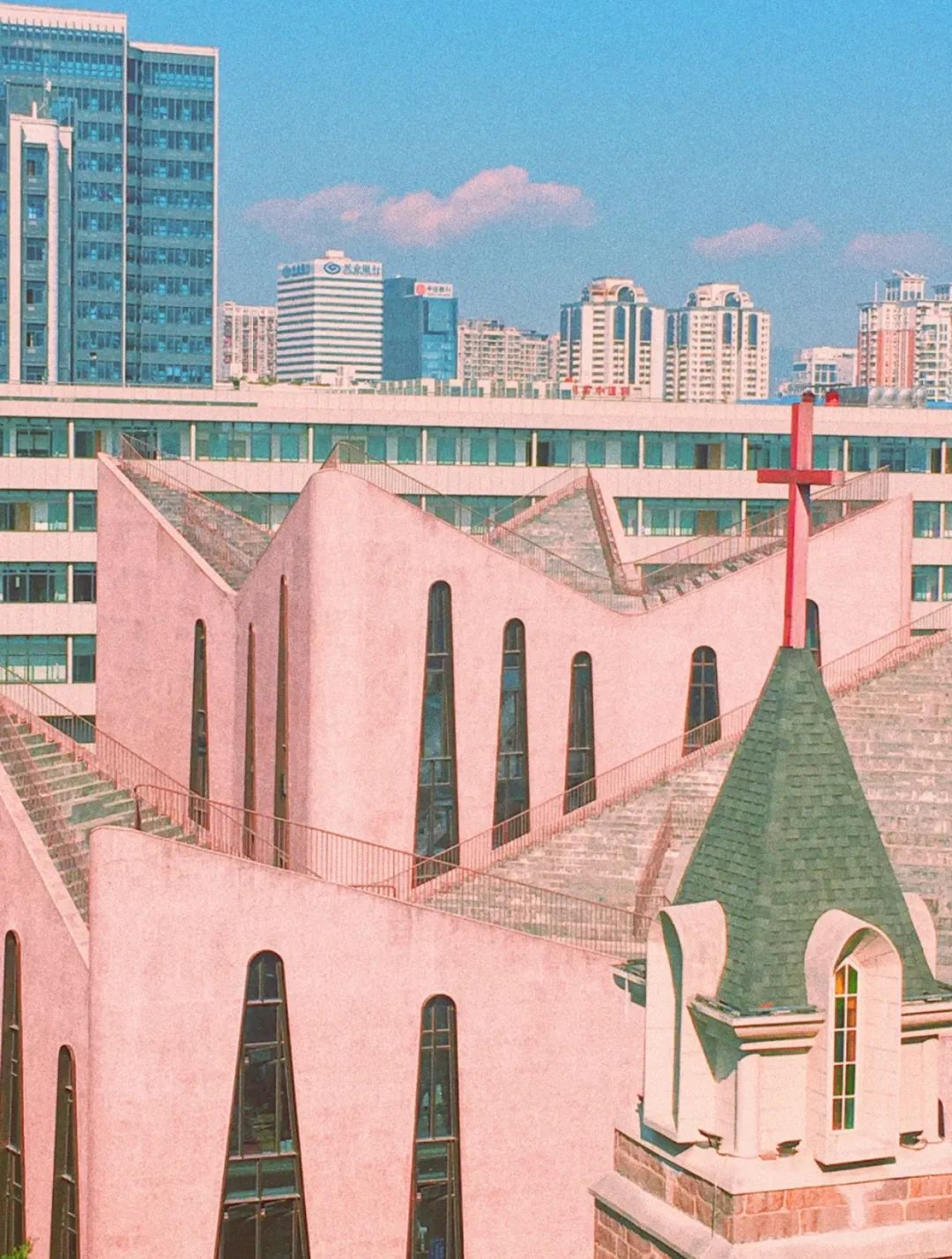 花巷基督教堂位于福州东街口最繁华的地段,就位于三坊七巷旁,始建于上