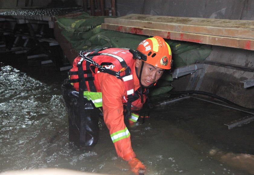 14人遇难万众瞩目的郑州地铁5号线排涝进行中