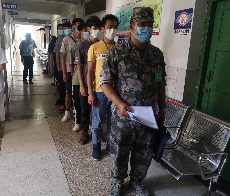瑞丽40名大学生参加下半年征兵体检