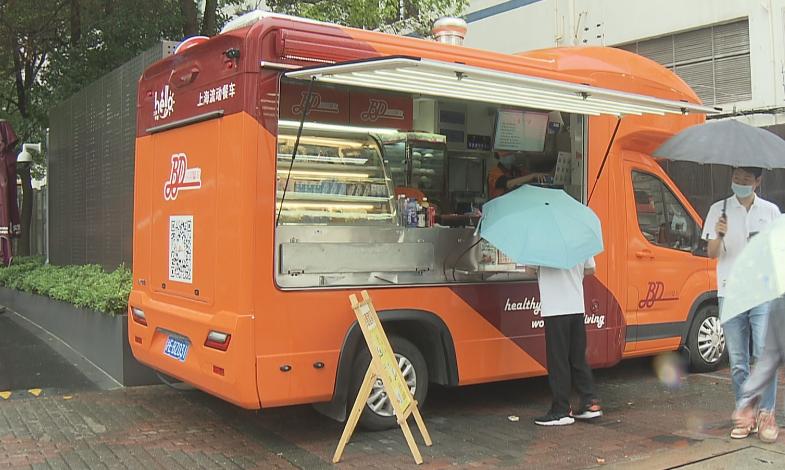 餐车面积并不大,看上去与一辆面包车大小差不多,但"麻雀虽小,五脏俱全