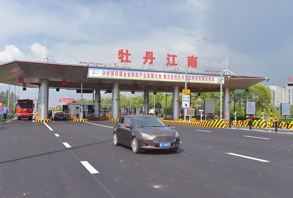 我市外环公路质量提升工程提前五天交工通车