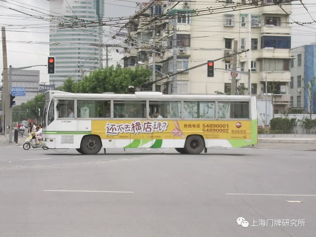 車影行蹤工業秀帶印襯下的上海活化石級老公交線28路電車