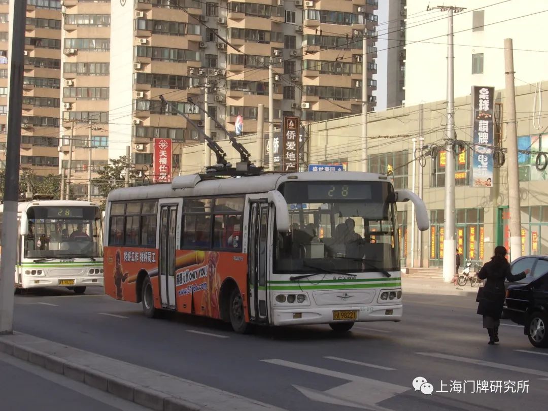 车影行踪工业秀带印衬下的上海活化石级老公交线28路电车