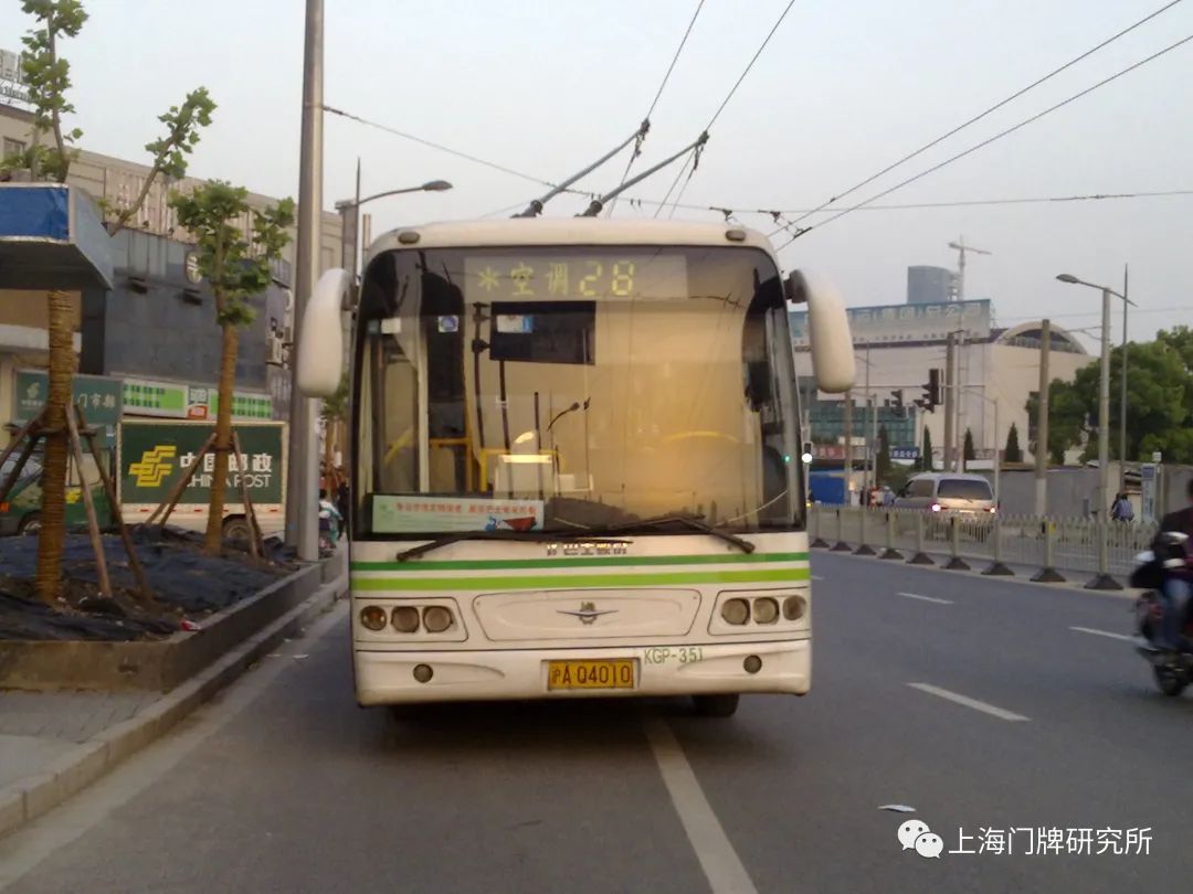 車影行蹤工業秀帶印襯下的上海活化石級老公交線28路電車