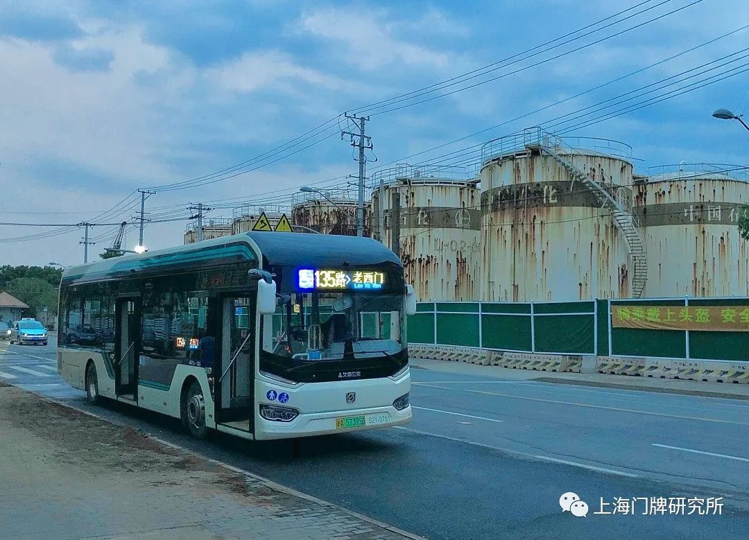 车影行踪工业秀带印衬下的上海活化石级老公交线28路电车