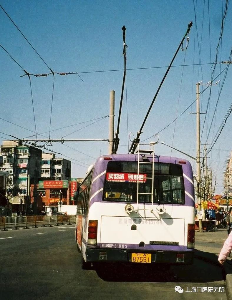 车影行踪工业秀带印衬下的上海活化石级老公交线28路电车