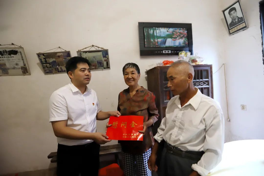 胡俊峰"八一"前夕走访慰问烈士家属