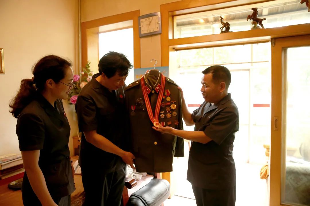"八一"建军节来临之际,文峰区法院党组书记,院长关立兵,副院长杜文君
