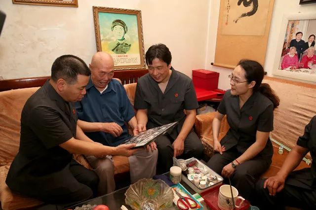 走访中,关立兵院长详细了解了王占山同志的身体健康和生活状况,送上了