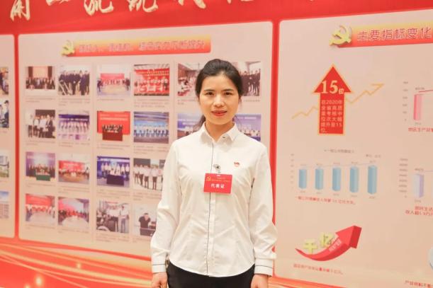 常州市钟楼外国语学校初中部副校长 吴玲芳参加这次党代会,兴奋的同时