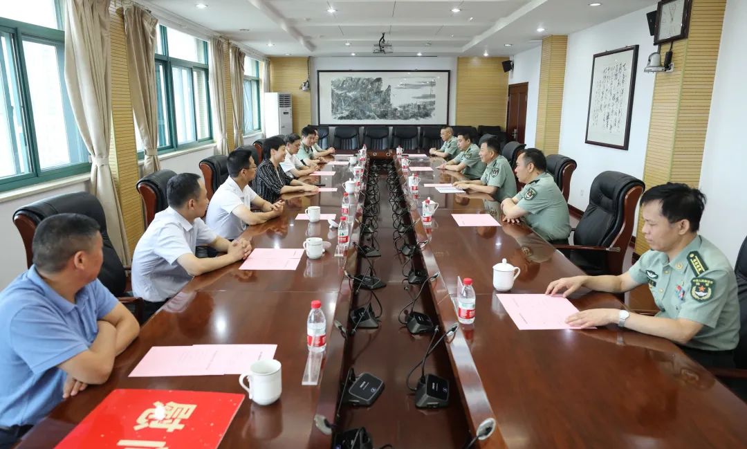 学院院长蔡宏伟以及全体官兵致以崇高的敬意和节日的问候,对驻地部队