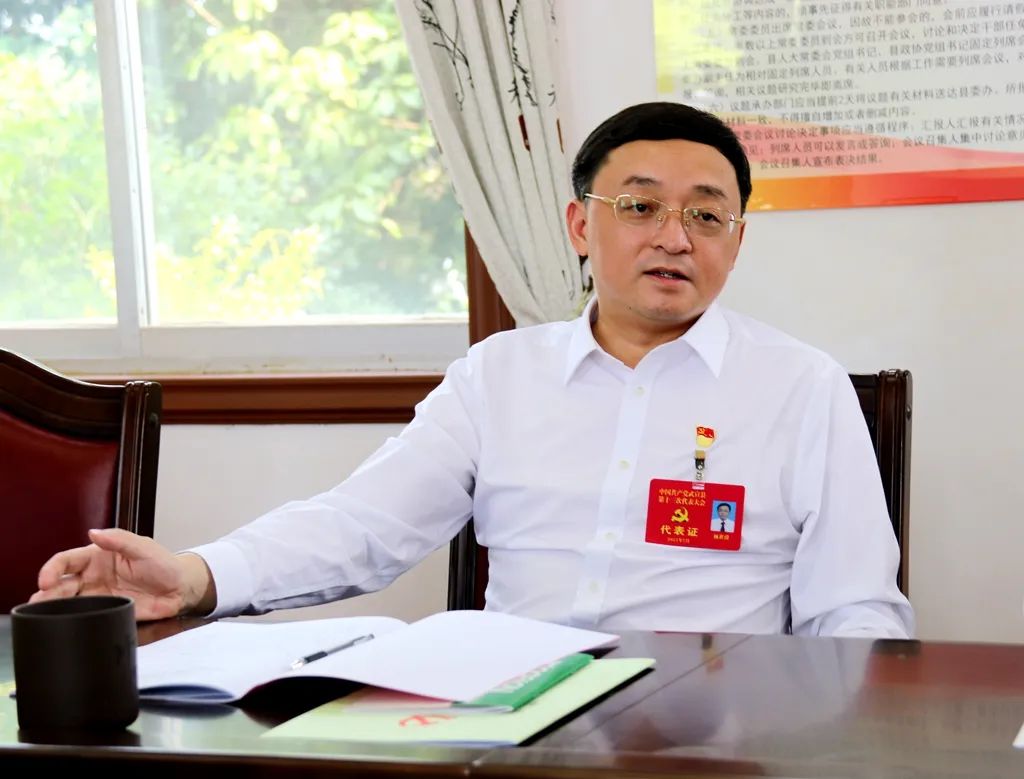 杨世爵参加代表团讨论陈前平参加代表团讨论莫红兵参加代表团讨论吴海