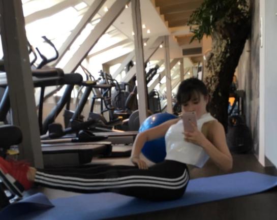 说回健身,冉莹颖机场视频刚上热搜的那几天,也有人曾酸过:健身真的能