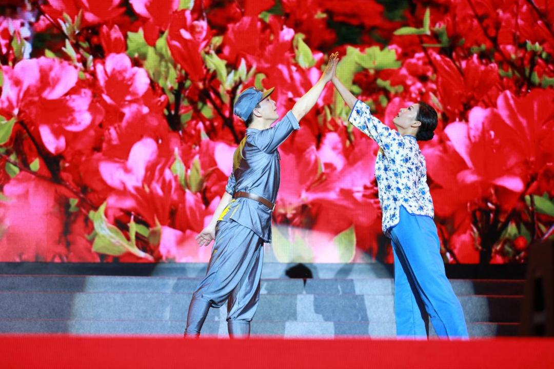 《十送红军》伴舞:黄英川,袁沙沙 ,舞蹈中充满留恋,期盼,祝福之情