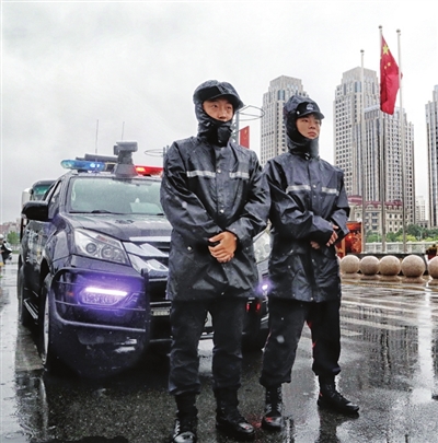 昨天,市公安特警总队三支队特警队员雨中坚守重要路段.