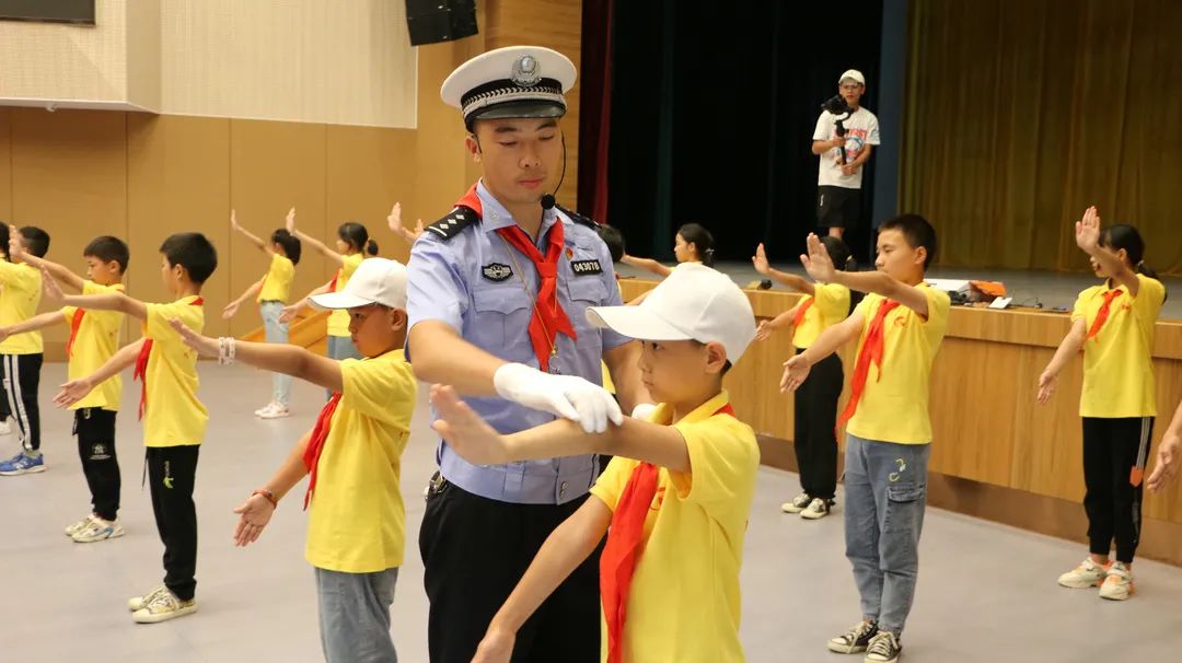 民警对8种交通手势信号的示范教学(停止手势,直行手势,右转弯手势,左